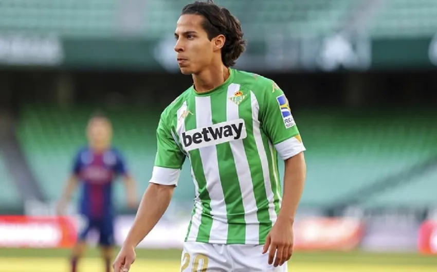AP Diego Lainez en un partido del Real Betis