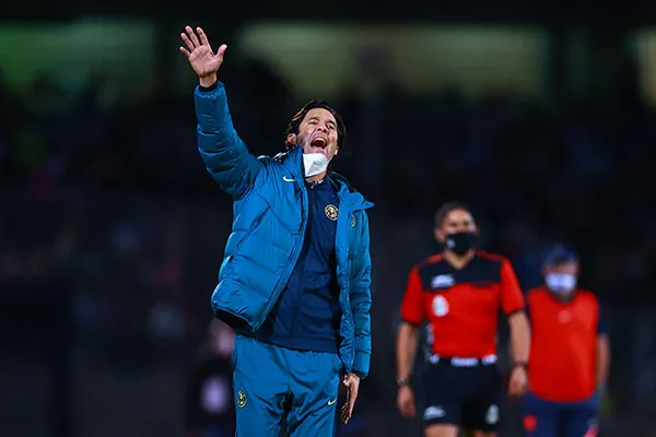 IMAGO7 Solari da instrucciones en el Pumas vs América