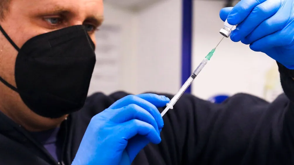 AP Preparando vacuna pfzier contra Covid-19 en Alemania