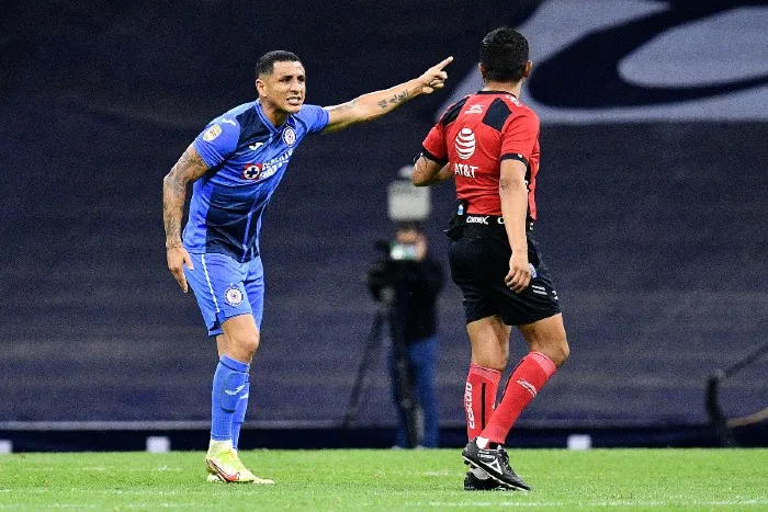 Yoshimar Yotún durante un partido con Cruz Azul