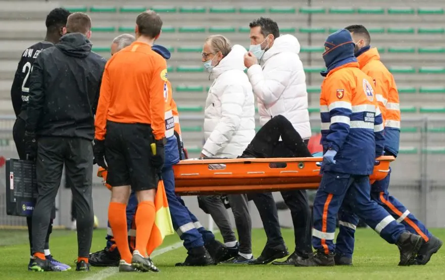 Neymar sale en camilla tras lesión