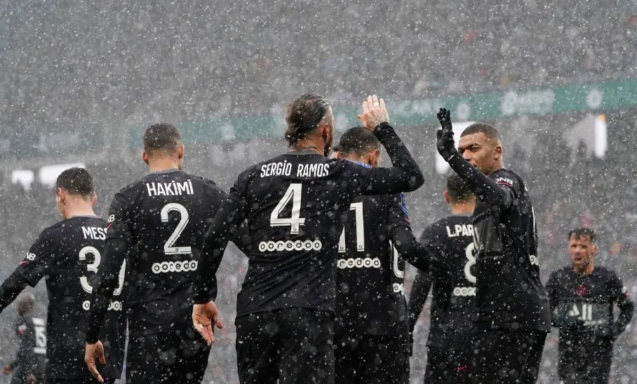 Jugadores del PSG festejan una anotación