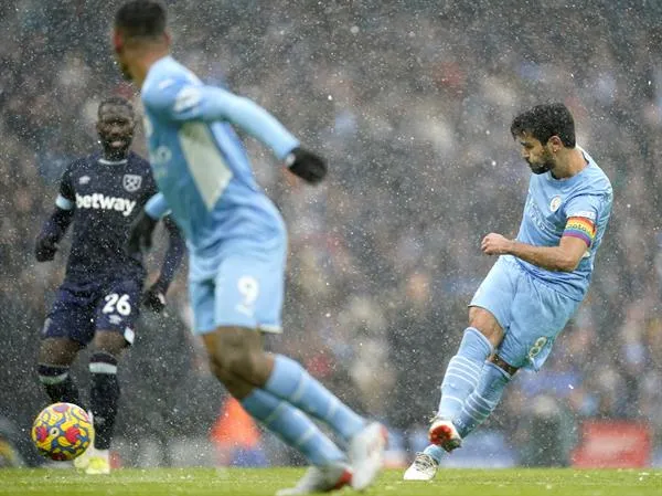 Gundogan dispara al arco de Fabianski