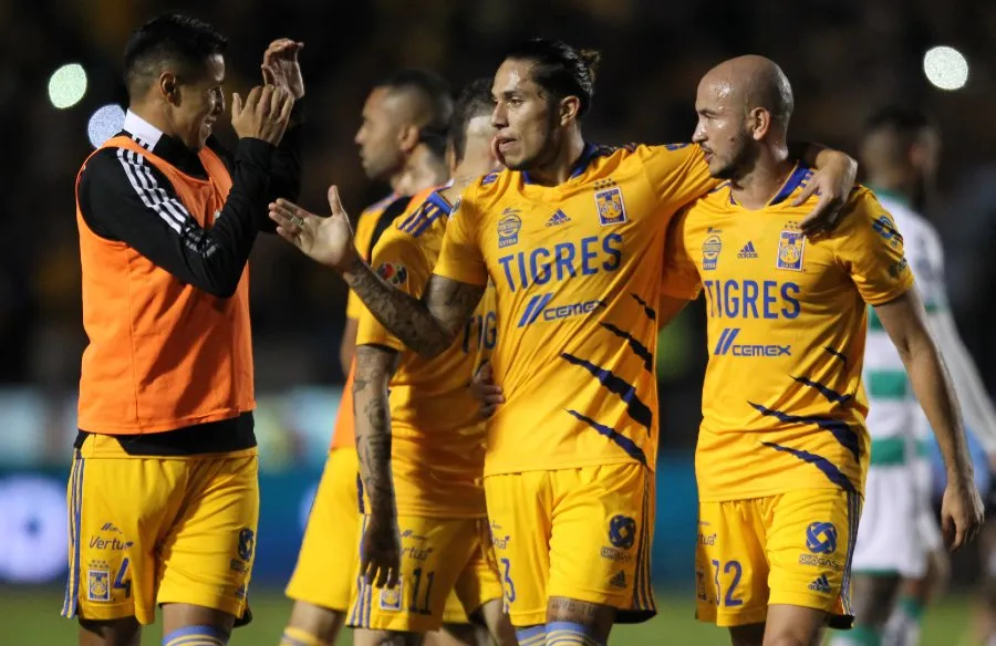 Salcedo con sus compañeros tras juego ante los Guerreros