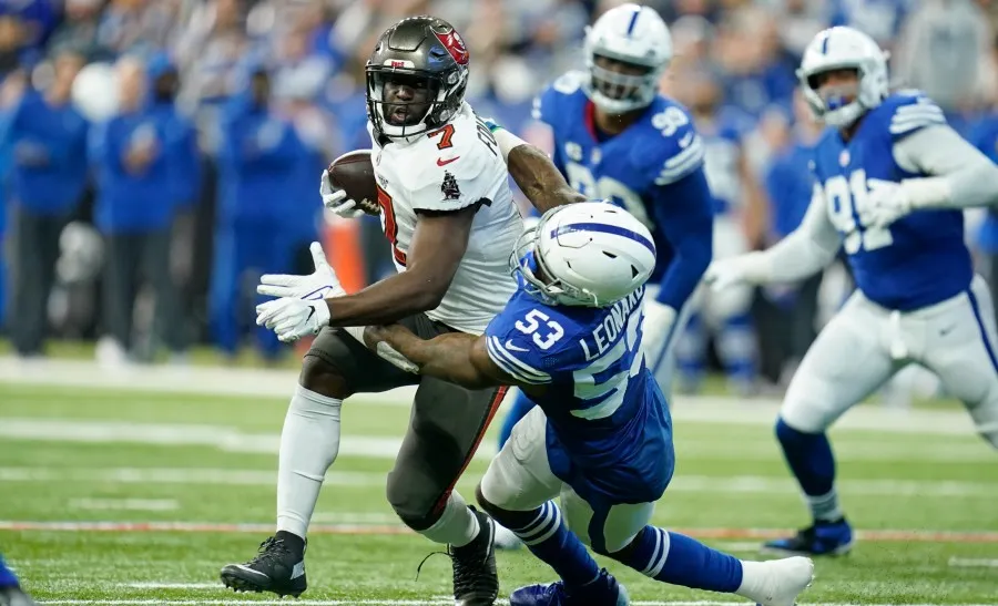 Fournette derribado por Darius Leonard