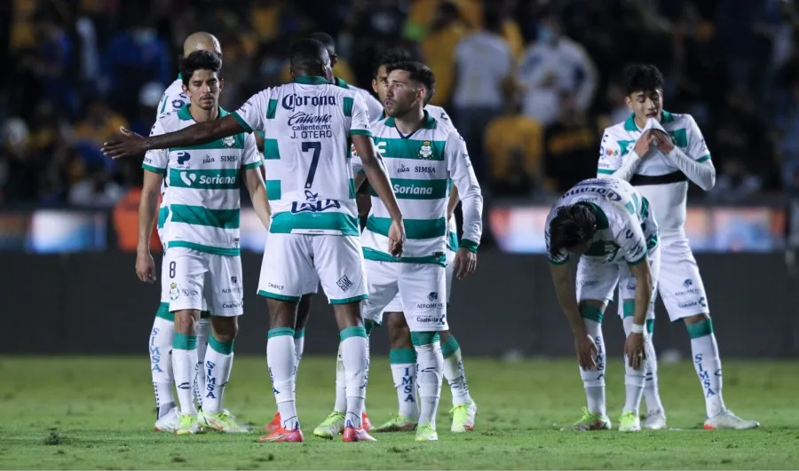 IMAGO7 Jugadores de Santos al ser eliminados