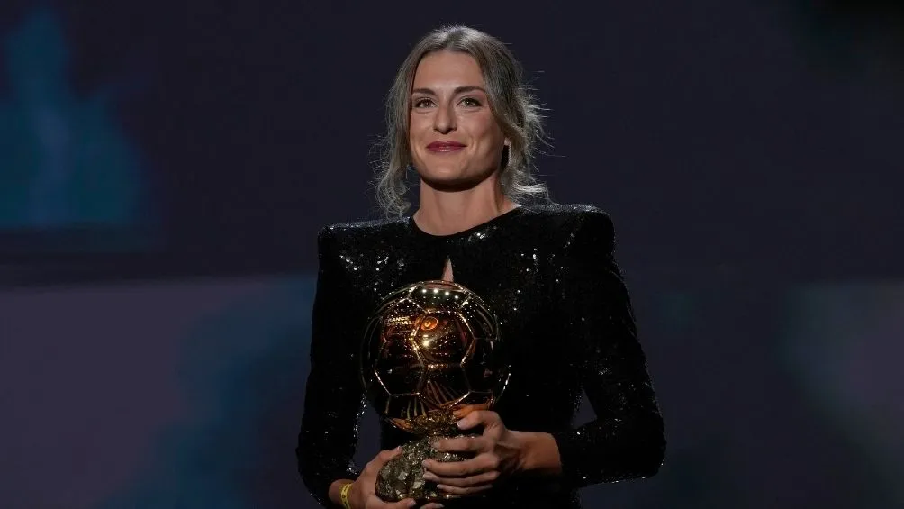 Putellas con el Balón de Oro Femenil