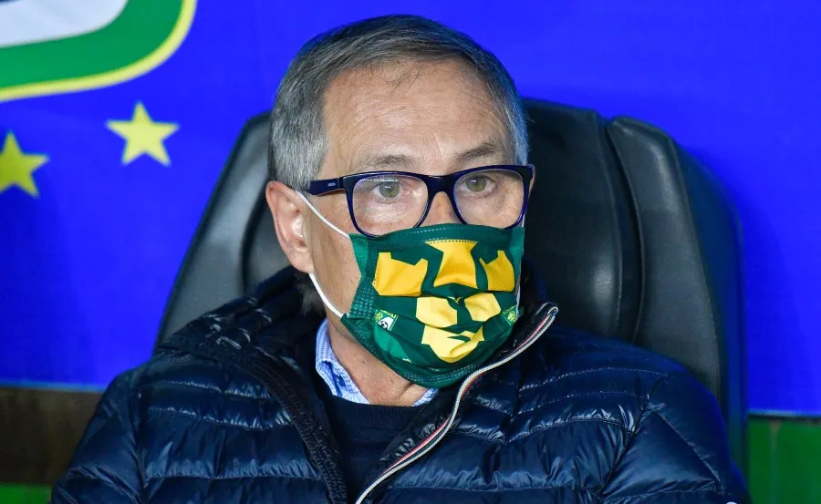 IMAGO7 Ariel Holan en la banca de La Fiera