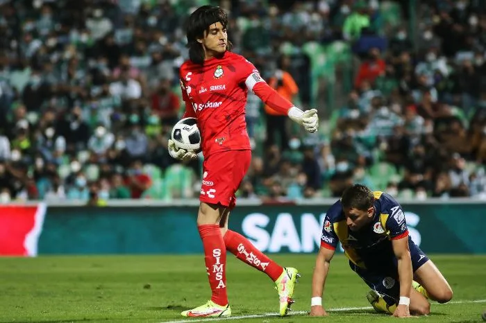 Carlos Acevedo en acción con Santos Laguna