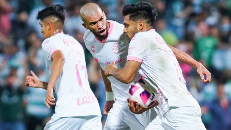 Eduardo Aguirre en festejo con Santos