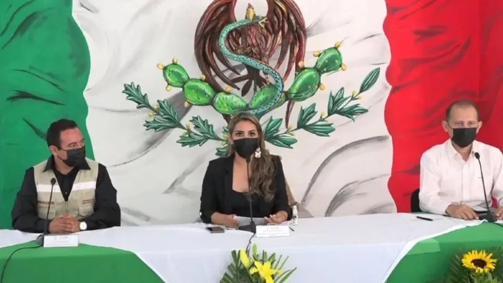 Evelyn Salgado en conferencia de prensa con bandera de México modificada