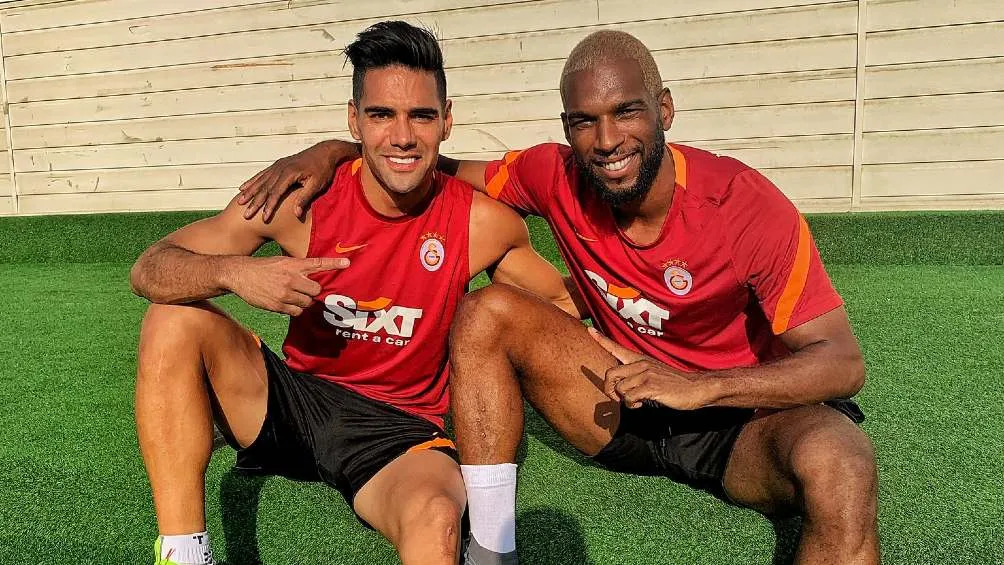 Ryan Babel junto a Falcao en el Galatasaray