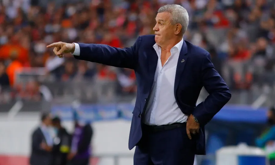 Javier Aguirre dirigiendo a La Pandilla ante Atlas