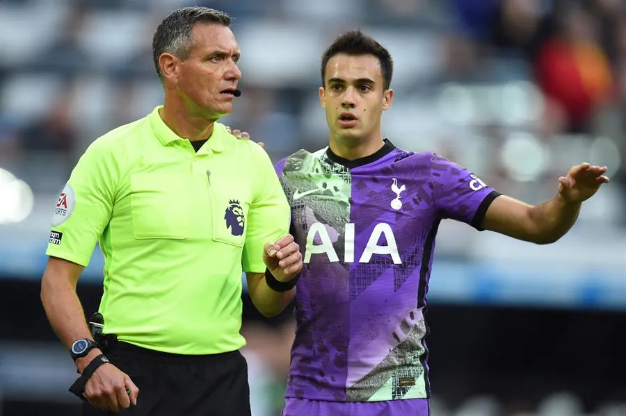 Reguilón le avisa al árbitro sobre un incidente en la grada