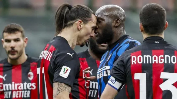 AP Zlatan Ibrahimovic se enfrenta a Romelu Lukaku en la Coppa Italia