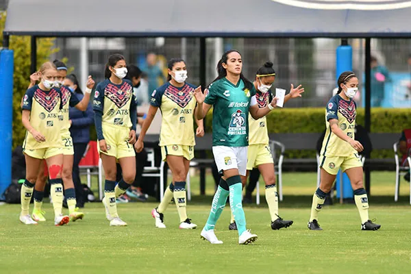 Jugadoras de las Águilas previo a un partido