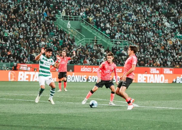 Jugadores del CD Tondela en acción frente al Sporting