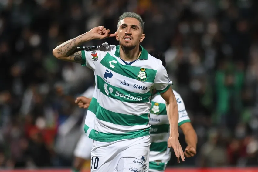 Diego Valdés en un partido con Santos