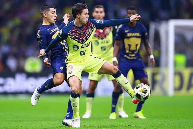 Córdova pelea el balón en el último juego ante Pumas