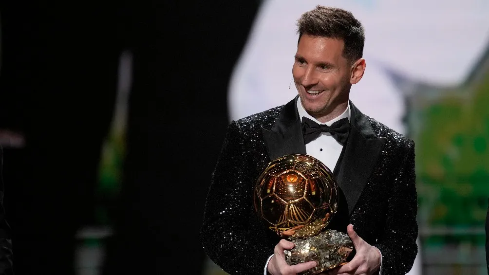 AP Messi recibiendo su séptimo Balón de Oro