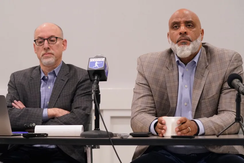 Tony Clark y Bruce Meyer en una reunión