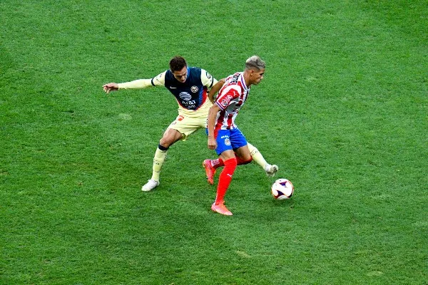 Sebastián Córdova con el América frente a Uriel Antuna de Chivas