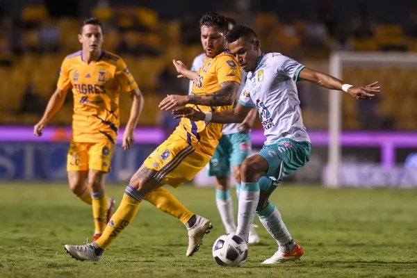 William Tesillo en acción contra Tigres