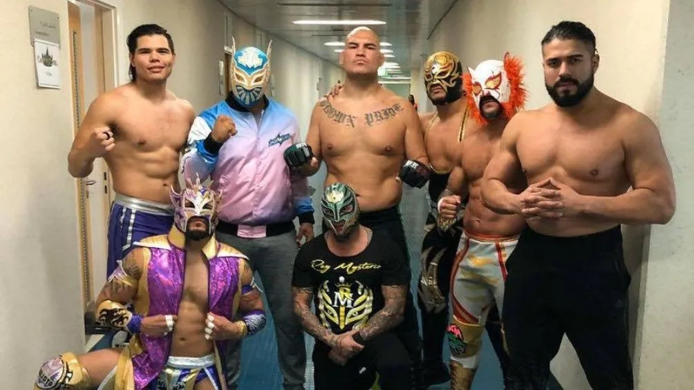 Caín con varios luchadores