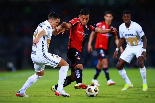 Efraín Velarde de Pumas frente a Jairo Torres de Atlas en el Olímpico Universitario