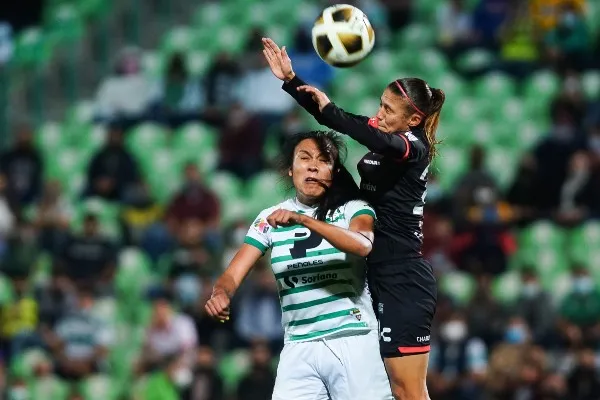 IMAGO7 Santos en acción contra Atlas en la Ida de los Cuartos de Final