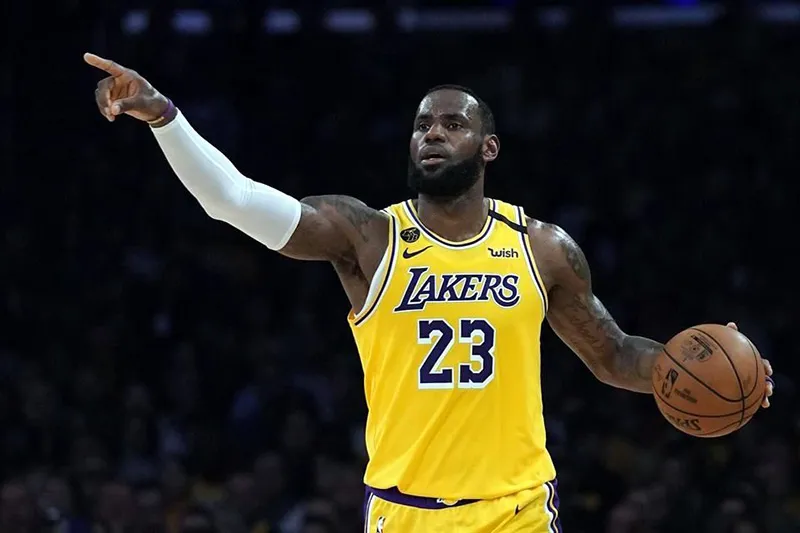 LeBron James durante un duelo de los Lakers