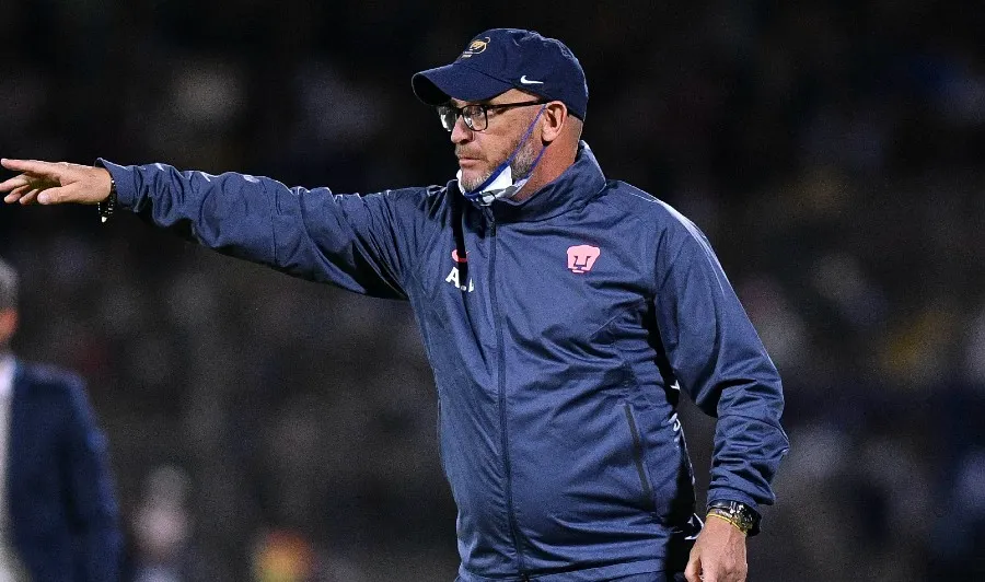 IMAGO7 Andrés Lillini dirigiendo a los universitarios