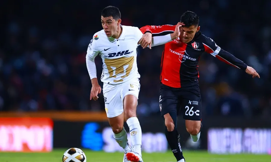 IMAGO7 Erik Lira disputa el balón con Aldo Rocha