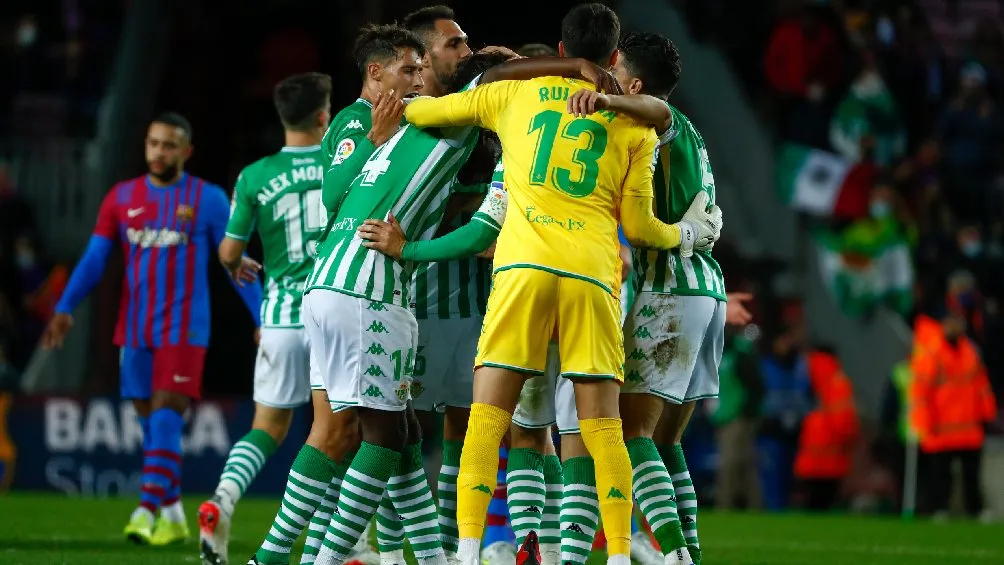 Betis festejando victoria ante el Barcelona en LaLiga