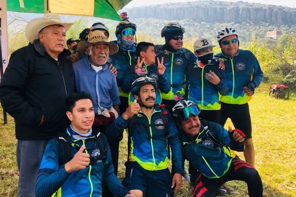 Anselmo Simón Pérez junto a un equipo de ciclistas