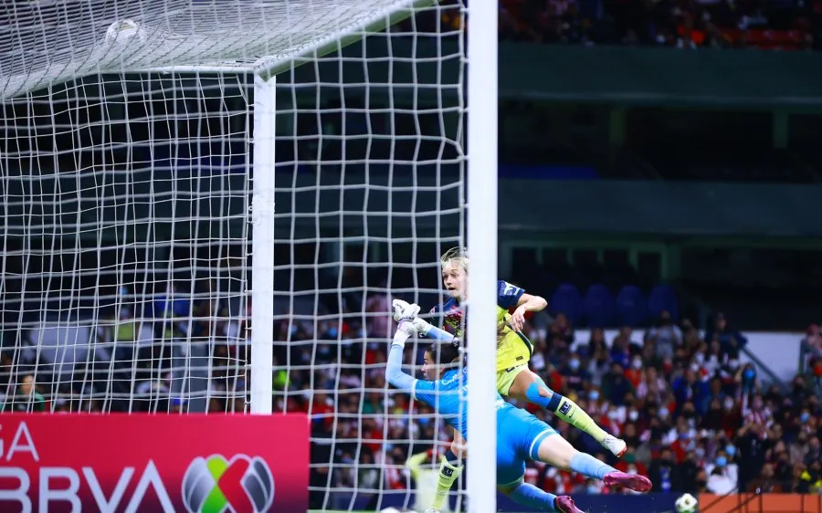 IMAGO7 Sarah Luebbert al marcar ante Chivas