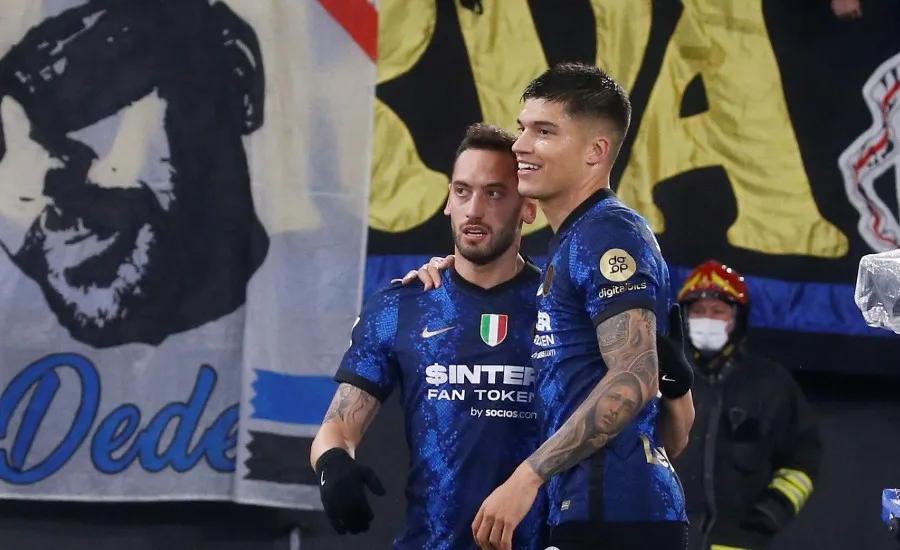 Hakan Calhanoglu celebra su gol olímpico con Correa