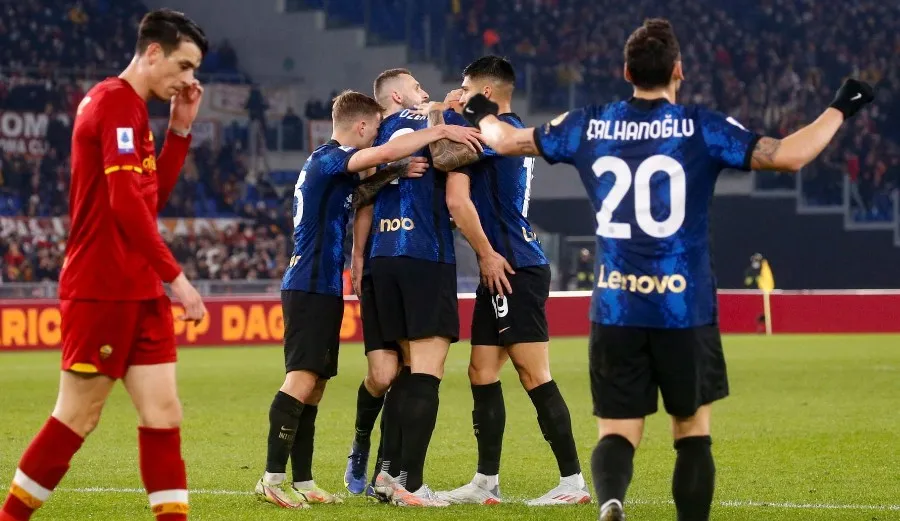El turo celebra tras el pase de anotación a Edin Dzeko