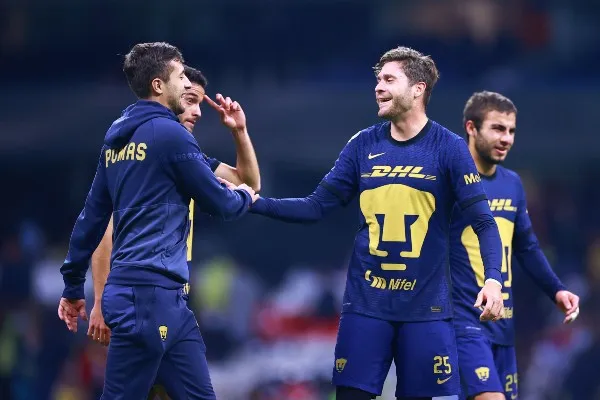 Carlos Gutiérrez se acerca a sus compañeros para celebrar