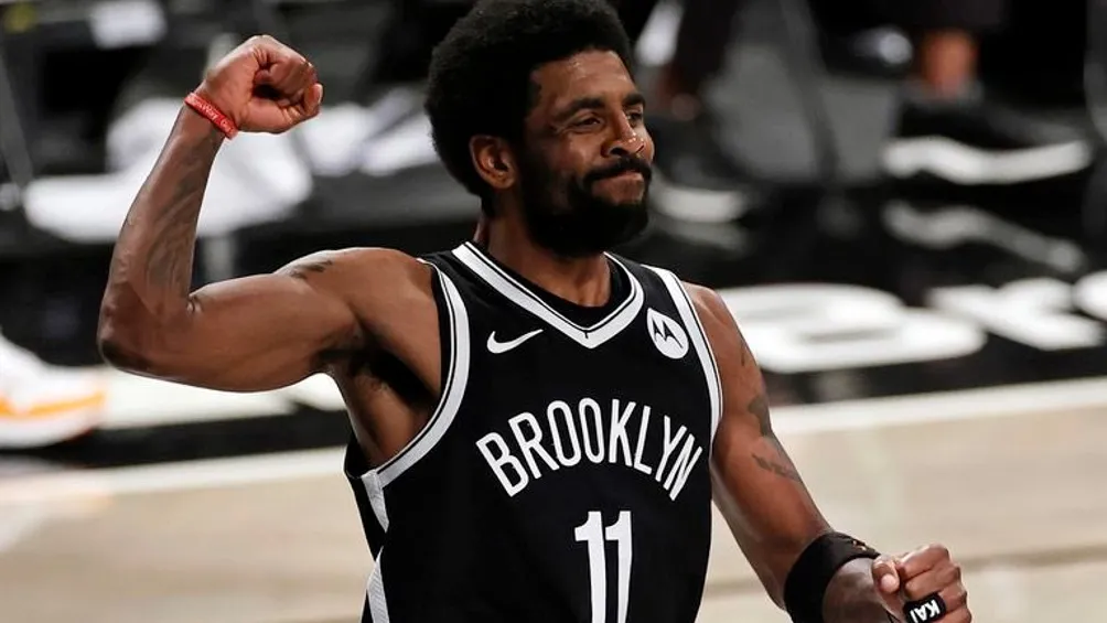Kyrie Irving jugando partido con los Nets en la NBA