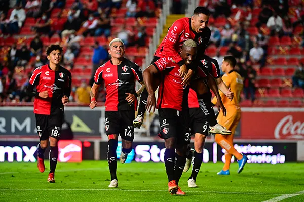 Jugadores rojinegros tras una anotación