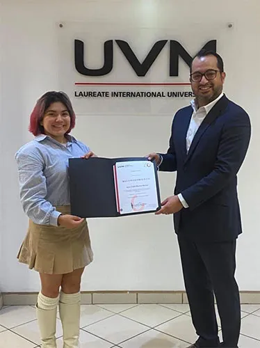 TWITTER: @alexa_moreno_mx Alexa Moreno al recibir su título