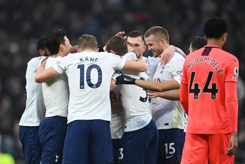 Jugadores de los Spurs tras anotar un gol