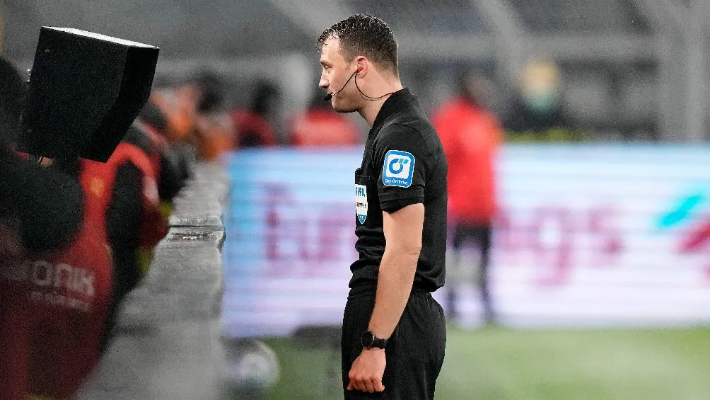 Felix Zwayer durante el partido entre el BVB vs Bayern Munich