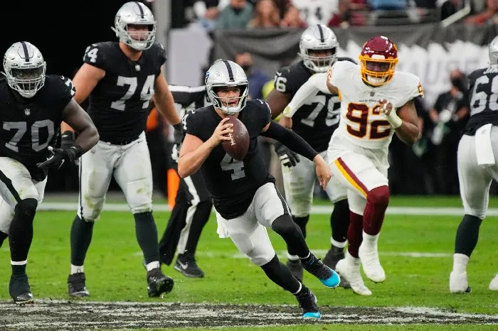Carr escapa por tierra con el balón