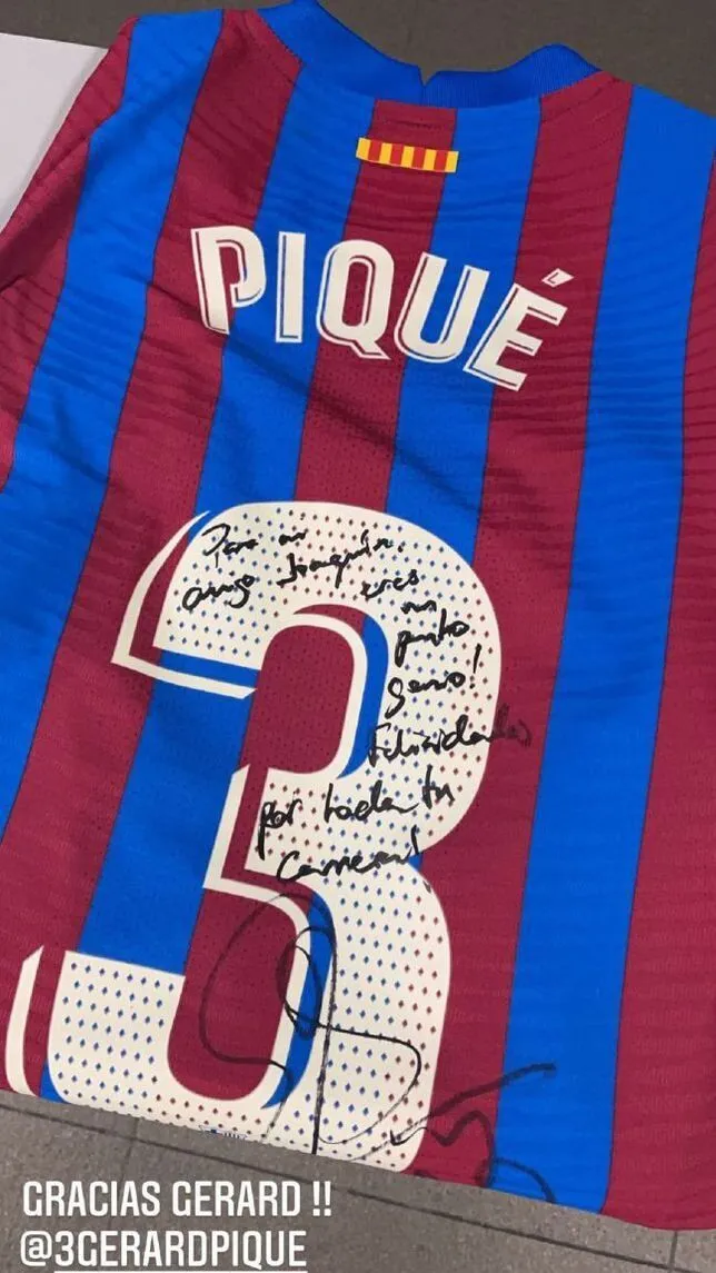 ESPECIAL Playera firmada por Piqué para Joaquín
