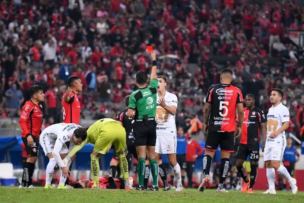 Juan Ignacio Dinenno recibe la tarjeta roja