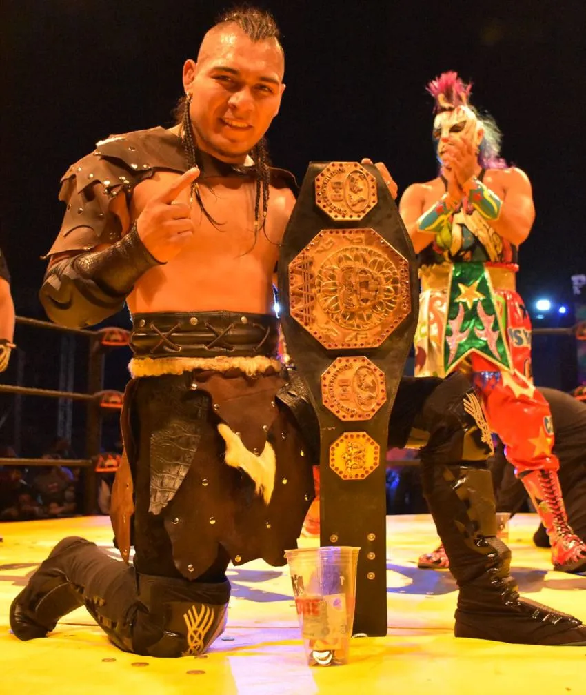 SAÚL CANO Hijo del Vikingo tras conquistar el Megacampeonato de Lucha Libre AAA