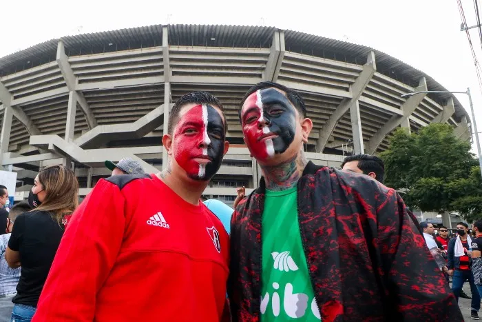 Seguidores rojinegros en las afueras del Estadio Jalisco
