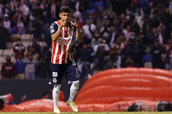 Uriel Antuna en partido con Chivas